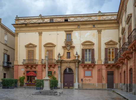 1441px-piazza-croce-dei-vespri-palazzo-valguarnera-gangi-palermo.jpg