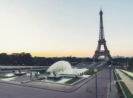 eiffel tower paris seen from trocadero fountain square sunrise