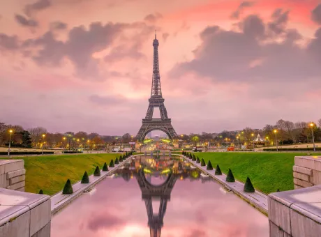 eiffel tower sunrise from trocadero fountains paris france