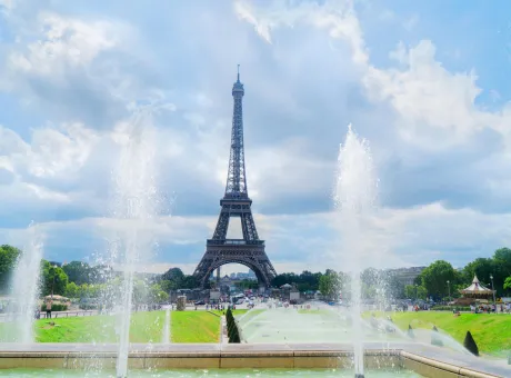 eiffel tower with trocadero fountains paris summer france