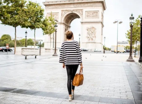lifestyle portrait young stylish business woman walking outdoors near famous triumphal arch paris