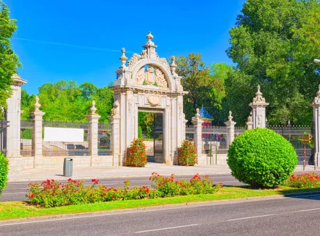 main gate buen retiro park parque de el retiro most largest most beautiful madrid parks madrid