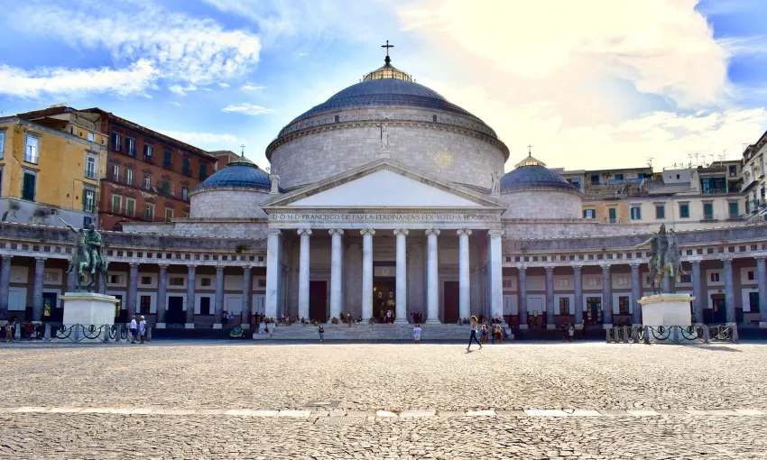 Piazza del Plebiscito a Napoli