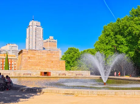 rose garden parque del oeste mirador del templo de debod central madrid spain